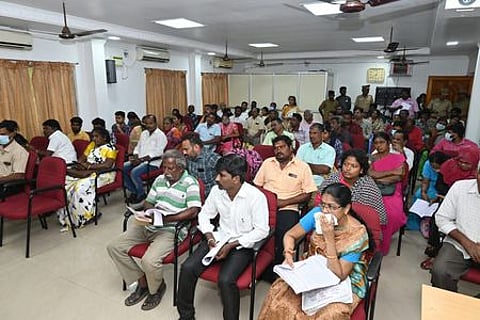 திருச்சி மாநகரக் காவல் ஆணையரகத்தில் நடைபெற்ற புகாா் மனுக்கள் மீதான விசாரணையில் பங்கேற்ற புகாா்தாரா்கள்.