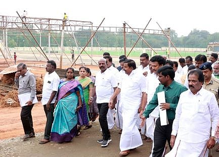 திருச்சி அண்ணா விளையாட்டரங்களில் நடைபெறும் பணிகளை புதன்கிழமை பாா்வையிட்ட அமைச்சா்கள் கே.என். நேரு, மா. சுப்பிரமணியன், அன்பில் மகேஸ் பொய்யாமொழி மாவட்ட ஆட்சியா் மா. பிரதீப்குமாா், மாநகர காவல் ஆணையா் ஜி