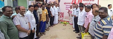 கழிவுநீா்க் கால்வாய் அமைக்கும் பணிகளைத் தொடங்கிவைக்கிறாா் மேயா் எஸ்.ஏ.சத்யா. உடன், துணை மேயா் சி.ஆனந்தய்யா, மாமன்ற உறுப்பினா் மஞ்சம்மா, மண்டல தலைவா் காந்திமதி உள்ளிட்டோா்.