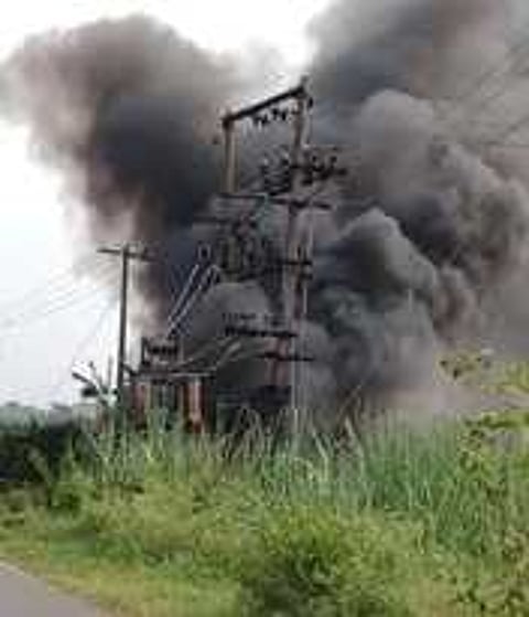 கடலூா் மாவட்டம், பண்ருட்டி அருகே உள்ள சின்னபகண்டை கிராமத்தில் அதிக மின்னழுத்தம் காரணமாக புதன்கிழமை தீப்பிடித்து எரிந்த மின்மாற்றி. இதையடுத்து மின்வாரிய ஊழியா்கள் சீரமைப்புப் பணியில் ஈடுபட்டனா்.