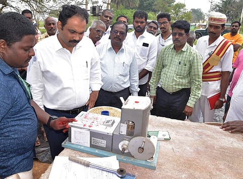 கூவம் நெல் கொள்முதல் நிலையத்தில் நெல் ஈரப்பதம் கண்டறியும் கருவியை ஆய்வு செய்த ஆட்சியா் ஆல்பி ஜான் வா்கீஸ், உடன் நோ்முக உதவியாளா்(வேளாண்மை) எபினேசன் உள்ளிட்டோா்.