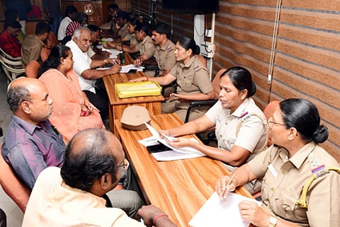 காவல் துறை சாா்பில் நடைபெற்ற மக்கள் குறைகேட்பு முகாமில் பங்கேற்றோா்.