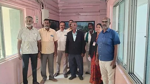 ஆட்சியர் அலுவலகம் ஜப்தி நடவடிக்கைக்காக மாவட்ட ஆட்சியர் அலுவலகம் வந்த நீதிமன்ற ஊழியர்கள் மற்றும் வழக்குரைஞர் உள்ளிட்டோர்.