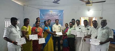 கந்தா்வகோட்டையில் புதன்கிழமை நடைபெற்ற முகாமில், ஊரக வளா்ச்சித் துறை அலுவலா்களுக்கு சான்றிதழ்களை வழங்கிய மண்டல பயிற்சி ஒருங்கிணைப்பாளா் வீரமுத்து.