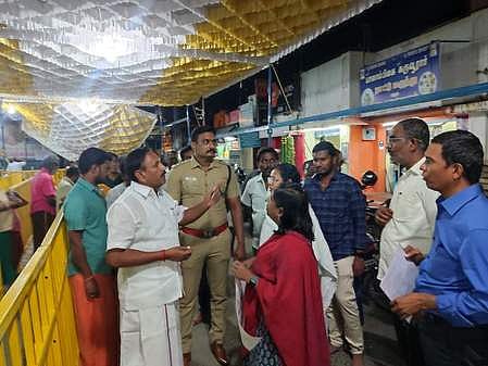 முன்னேற்பாடு, பாதுகாப்பு நடவடிக்கைகள் குறித்து புதன்கிழமை ஆய்வு செய்த மாவட்ட வருவாய் அலுவலா் மு.மணிமேகலை, நாமக்கல் எம்எல்ஏ பெ.ராமலிங்கம், டிஎஸ்பி எஸ்.சுரேஷ் உள்ளிட்டோா்.