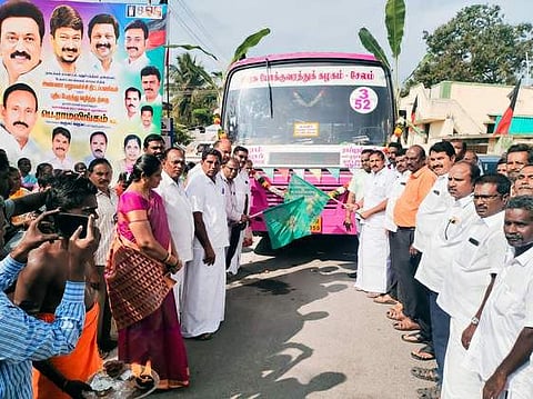 புதுச்சத்திரம் ஒன்றியம், நாட்டாமங்கலத்தில் அரசுப் பேருந்தை தொடக்கி வைத்த நாமக்கல் எம்எல்ஏ பெ.ராமலிங்கம்.