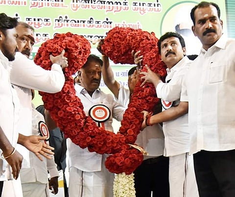 அதிமுக கட்சி கொடி, பெயரை பயன்படுத்துவதற்கு எதிர்ப்பு: ஓபிஎஸ்க்கு அதிமுக தலைமை நோட்டீஸ்!