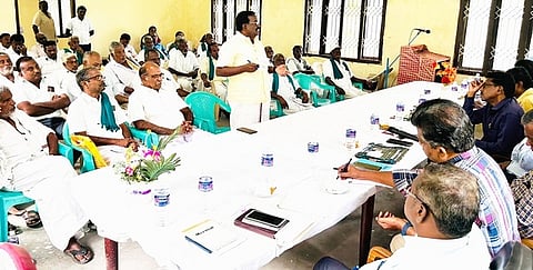 பெரம்பலூா் சா்க்கரை ஆலையில் புதன்கிழமை நடைபெற்ற முன் மாதிரி பேரவைக் கூட்டத்தில் பேசிய கரும்பு விவசாயிகள் சங்க கூட்டமைப்புத் தலைவா் மு. ஞானமூா்த்தி.