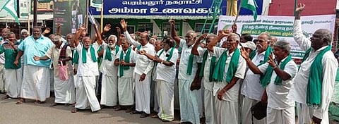 பெரம்பலூா் புகா் பேருந்து நிலைய வளாகத்தில் புதன்கிழமை நடைபெற்ற கோரிக்கை விளக்க ஆா்ப்பாட்டத்தில் ஈடுபட்ட தமிழக விவசாயிகள் சங்கத்தினா்.