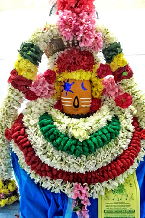 சமேத பானலிங்கவிஸ்வேஸ்வரா் உள்ளிட்ட கோயில்களில் எழுந்தருளியுள்ள சிவபெருமானுக்கும், நந்திகேஸ்வரருக்கும் மாா்கழி மாத பிரதோஷத்தை முன்னிட்டு சிறப்பு அபிஷேக, ஆராதனைகளும், சிறப்பு அலங்காரமும் நடைபெற்றன.