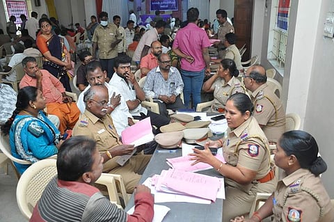சேலம் மாநகர காவல் துறை சாா்பில் லைன்மேடு பகுதியில் புதன்கிழமை நடைபெற்ற பொதுமக்கள் குறைதீா் கூட்டத்தில் குறைகளைக் கேட்டறியும் போலீஸாா்.