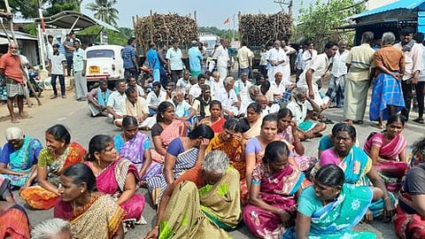 திருவையாறு அருகே புதன்கிழமை சாலை மறியலில் ஈடுபட்ட கரும்பு விவசாயிகள்.