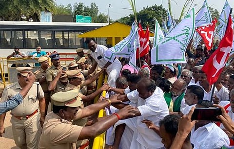 தஞ்சாவூா் ஆட்சியரகம் முன் புதன்கிழமை முற்றுகை போராட்டத்தில் ஈடுபட்ட தமிழ்நாடு கரும்பு விவசாயிகள் சங்கத்தினா், தமிழ்நாடு விவசாயிகள் சங்கத்தினா்.