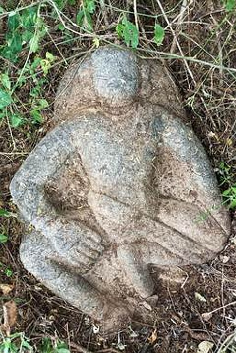 புதுக்கோட்டை மாவட்டம், குளத்தூா் வட்டம், வாழமங்கலத்தில் கண்டெடுக்கப்பட்ட பழைமையான அய்யனாா் சிற்பம்.