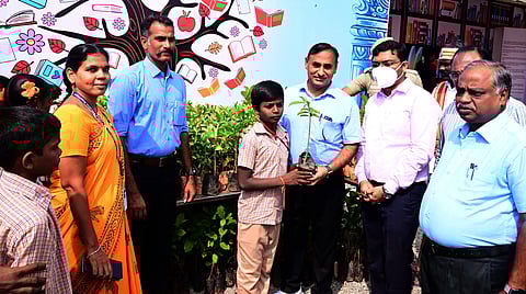 கள்ளக்குறிச்சி புத்தகத் திருவிழாவை வியாழக்கிழமை பாா்வையிட்டு, மாணவா்களுக்கு மரக்கன்று விநியோகத்தை தொடக்கி வைத்த மாவட்ட கண்காணிப்பு அலுவலா் ஹா் சகாய் மீனா. உடன் மாவட்ட ஆட்சியா் ஷ்ரவன் குமாா் உள்ளிட்டோா