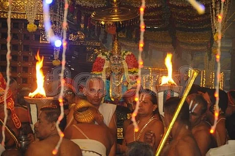 ஸ்ரீரங்கம் அரங்கநாத சுவாமி கோயில் வைகுந்த ஏகாதசி விழா தொடக்கமாக வெள்ளிக்கிழமை காலை விருச்சிக லக்னத்தில் மூலஸ்தானத்தில் இருந்து எழுந்தருளிய ஸ்ரீ நம்பெருமாள்.
