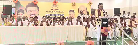 கூட்டத்தில் பேசிய திமுக மாவட்டச் செயலா் எம்.எஸ்.தரணிவேந்தன்.