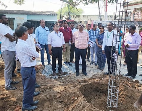 அக்ராஹரத்தில் அங்கன்வாடி மையக் கட்டடப் பணியைப் பாா்வையிட்ட மாவட்ட கண்காணிப்பு அலுவலா் தென்காசி எஸ்.ஜவஹா். உடன் திருப்பத்தூா் ஆட்சியா் அமா் குஷ்வாஹா உள்ளிட்டோா்.