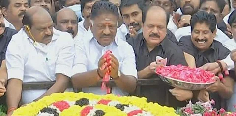 எம்ஜிஆர் நினைவிடத்தில் மலர் தூவி மரியாதை செலுத்தும் ஓ.பன்னீர்செல்வம்