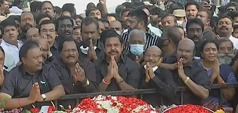 எம்ஜிஆர் நினைவிடத்தில் எடப்பாடி பழனிசாமி