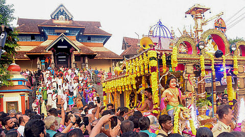 தங்க அங்கி.