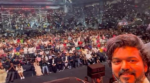ரசிகர்களுடன் செல்பி விடியோ எடுத்து பதிவிட்ட விஜய்: ட்விட்டரில் வைரல்!