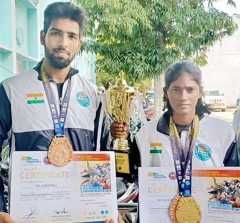 ஆசிய அளவிலான கிக்பாக்சிங் போட்டியில் நாட்டிற்கு பெருமை சேர்ந்த காஞ்சிபுரத்தை சேர்ந்த மாணவி நீனா(வலது)மற்றும் சரத்ராஜ்