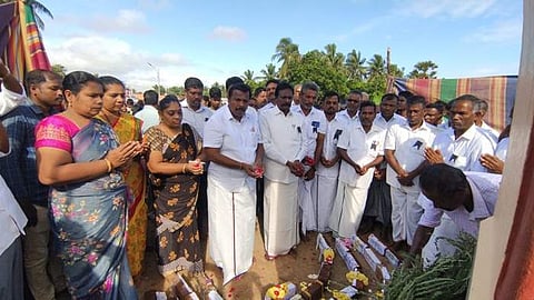 சுனாமி நினைவு நாளையொட்டி திருமுல்லைவாசல், மடவா மேடு, பழையார் மீனவ கிராமத்தில் உள்ள சுனாமி நினைவு தூணுக்கு எம்எல்ஏ பன்னீர்செல்வம் தலைமையில் 1000-க்கும் மேற்பட்ட மீனவர்கள் ஊர்வலமாக சென்று அஞ்சலி