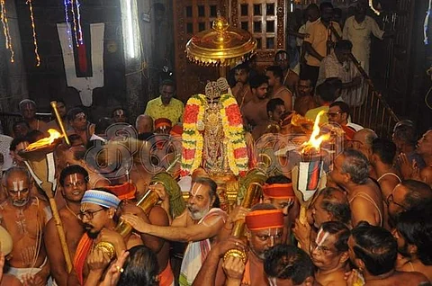 ஸ்ரீரங்கம் அரங்கநாத சுவாமி கோயில் வைகுந்த ஏகாதசி விழாவில் நான்காம் நாளான திங்கள்கிழமை மூலஸ்தானத்தில் இருந்து எழுந்தருளிய ஸ்ரீ நம்பெருமாள்.