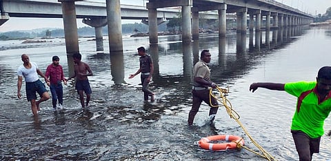 காவிரி ஆற்றில் விழுந்த பொறியாளா் உயிருடன் மீட்பு