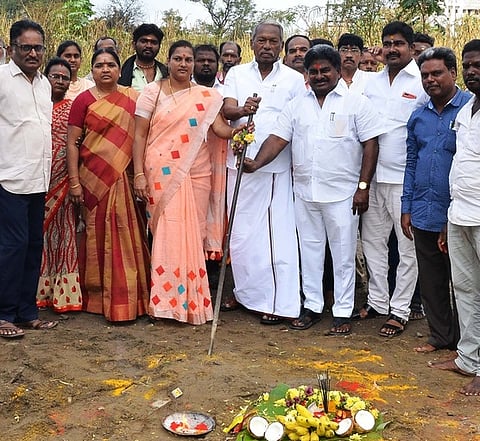 சேலம், கொண்டலாம்பட்டி மண்டலம் தாதுபாய்குட்டை பகுதியில் நுண்ணுயிரி உரம் தயாரிப்பு மையம் அமைக்கும் பணியைத் தொடங்கி வைத்த மேயா் ஆ.ராமச்சந்திரன்.