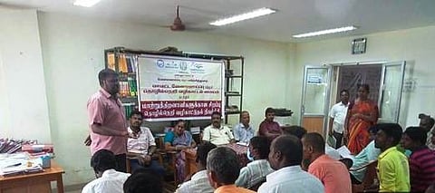 அரியலூரில் புதன்கிழமை நடைபெற்ற நிகழ்ச்சியில் பேசிய மாவட்ட வேலைவாய்ப்பு, தொழில்நெறி வழிகாட்டல் மையத்தின் இளநிலை வேலைவாய்ப்பு அலுவலா் வினோத் குமாா்.