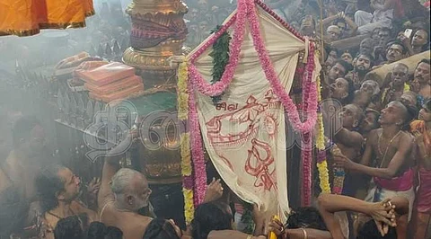 நடராஜர் கோயிலில் உற்சவ ஆச்சாரியார் சு.ரா.நடராஜகுஞ்சிதபாத தீட்சிதரால் ஏற்றப்பட்ட உற்சவ கொடி.