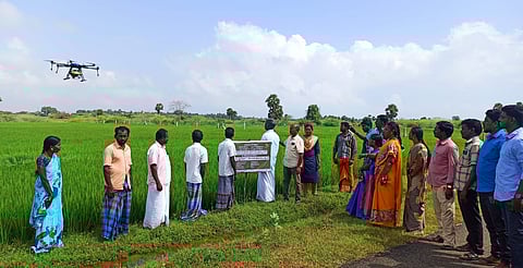 திருவத்தேவன் ஊராட்சியில் ‘ட்ரோன்’ மூலம் நானோ யூரியா தெளிக்கும் செயல்விளக்க நிகழ்ச்சியில் பங்கேற்றோா்.