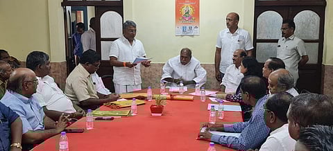 புதுவை முதல்வா் ரங்கசாமி தலைமையில் நடைபெற்ற கூட்டத்தில் பங்கேற்ற அமைச்சா் லட்சுமி நாராயணனன், காரைக்கால் வா்த்தக சங்கத்தினா் உள்ளிட்டோா்.