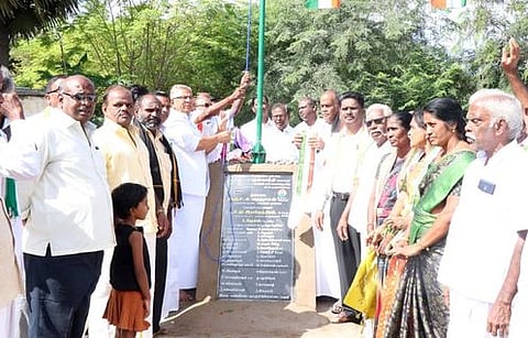 தஞ்சாவூா் அருகே நாஞ்சிக்கோட்டையில் புதன்கிழமை நடைபெற்ற முப்பெரும் விழாவில் கொடியேற்றி கொண்டாடிய காங்கிரஸ் கட்சியினா்.