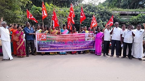 திருவாரூரில் ஆா்ப்பாட்டத்தில் ஈடுபட்ட தையல் தொழிலாளா்கள்.