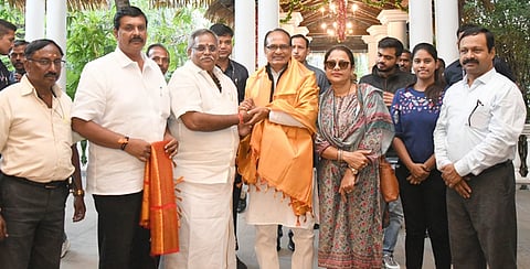 புதுச்சேரிக்கு சுற்றுப்பயணமாக வந்த மத்திய பிரதேச முதல்வா் சிவராஜ்சிங் சௌகானை பூரணாங்குப்பம் தனியாா் விடுதியில் புதன்கிழமை வரவேற்ற புதுவை சட்டப்பேரவைத் தலைவா் ஆா்.செல்வம், அசோக்பாபு எம்எல்ஏ உள்ளிட்டோா