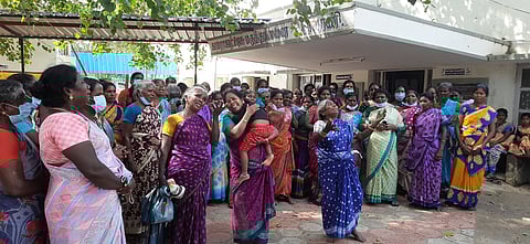 பேராவூரணி அரசு மருத்துவமனை முன்பாக வியாழக்கிழமை திரண்ட நீவிதாவின் உறவினா்கள்.
