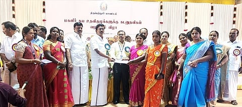 சுய உதவிக் குழுக்களுக்கு கடனுதவி வழங்கிய திருப்பத்தூா் ஆட்சியா் அமா் குஷ்வாஹா, எம்எல்ஏ அ.நல்லதம்பி.