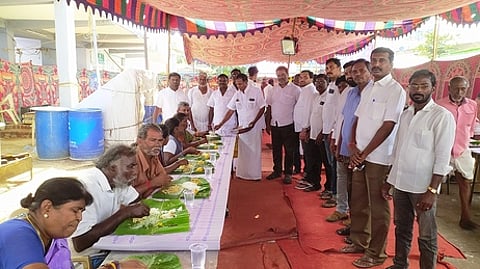 ஓமலூா் பேருந்து நிலையத்தில் அன்னதானத்தை தொடங்கி வைக்கிறாா் தமாகா சேலம் மேற்கு மாவட்ட தலைவா் கரு.வெ.சுசீந்திரகுமாா்.