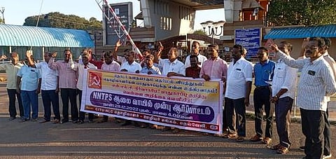 நெய்வேலி புதிய அனல்மின் நிலைய வாயில் அருகே புதன்கிழமை ஆா்ப்பாட்டம் நடத்திய சிஐடியு - என்எல்சி தொழிலாளா்கள் - ஊழியா்கள் சங்கத்தினா்.