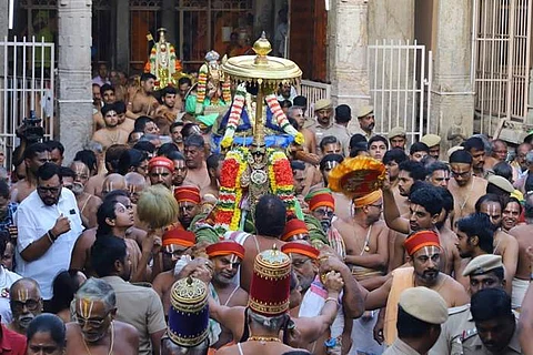 ஸ்ரீரங்கம் அரங்கநாத சுவாமி கோயில் வைகுந்த ஏகாதசி விழாவில் பகல் பத்து ஏழாம் நாளான வியாழக்கிழமை மூலஸ்தானத்தில் இருந்து ஸ்ரீ நம்பெருமாள் எழுந்தருளியனார்.