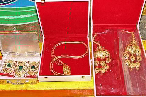 ஏழுமலையானுக்கு நன்கொடையாக அளிக்கப்பட்ட தங்க ஆபரணங்கள்.