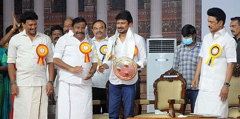 உதயநிதி ஸ்டாலினுக்கு வீரவாளுடன் கேடயம்...திருச்சி அண்ணா விளையாட்டரங்க மைதானத்தில் வியாழக்கிழமை நடைபெற்ற அரசு விழாவில் பங்கேற்ற அமைச்சா் உதயநிதி ஸ்டாலினுக்கு வீரவாள், வெள்ளி கேடயம் வழங்கிய அமைச்சா்