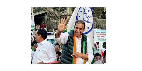 மும்பை சிறையிலிருந்து புதன்கிழமை விடுவிக்கப்பட்ட பின்னா், தனது ஆதரவாளா்களைப் பாா்த்து கையசைத்த முன்னாள் அமைச்சா் அனில் தேஷ்முக்.