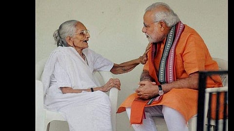 பிரதமர் மோடி தாயார் உடன்