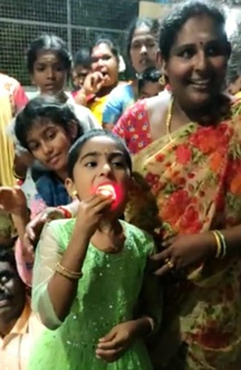 ஆலங்குடி அருகேயுள்ள புள்ளான்விடுதியில் வியாழக்கிழமை தீயை விழுங்கி வழிபாட்டில் ஈடுபட்ட கிராம மக்கள்.