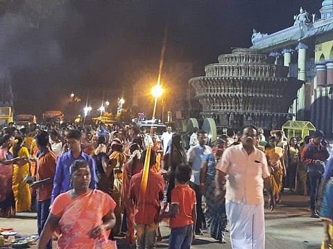 வியதீபாதம் நாளை முன்னிட்டு வியாழக்கிழமை அதிகாலை பிரம்ம முகூர்த்தத்தில் சிதம்பரம் தேரோடு வீதியில் வலம் வந்த ஆயிரக்கணக்கான பக்தர்கள்.