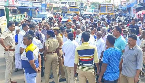 மதுக்கடைக்கு எதிராக 300-க்கும் மேற்பட்டோா் போராட்டம்